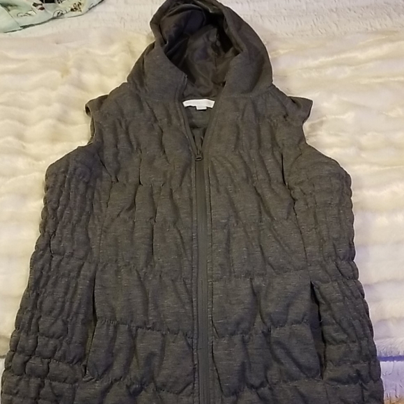New York & Co Puffer vest - Picture 3 of 4